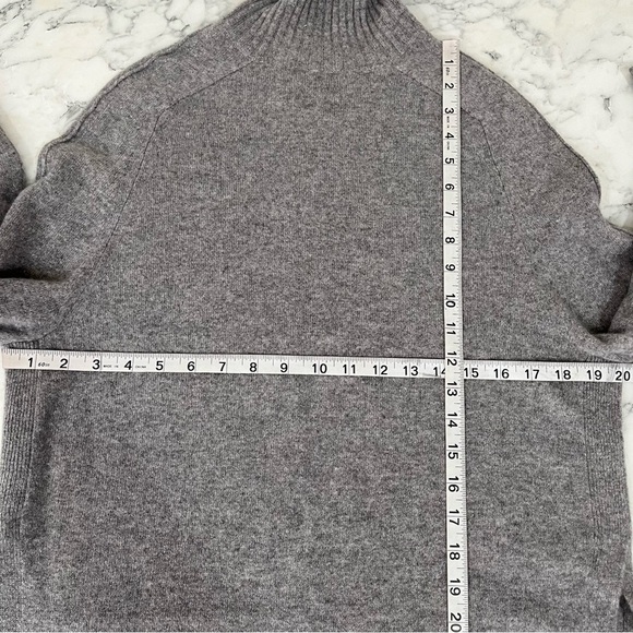 Saks Fifth Avenue 100% Cashmere Gray Turtleneck Tunic Length Sweater Size XS - Picture 6 of 9